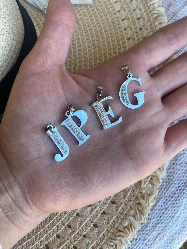 Producto - Collar inicial con strass A.Q