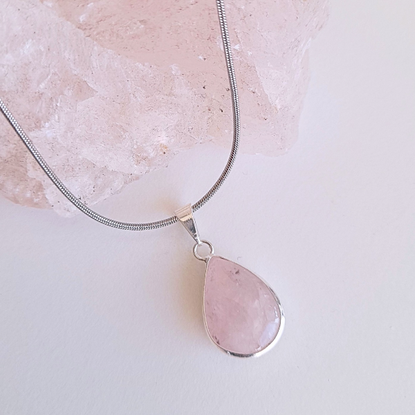 Producto - Collar gota mediana con virola de Cuarzo Rosa