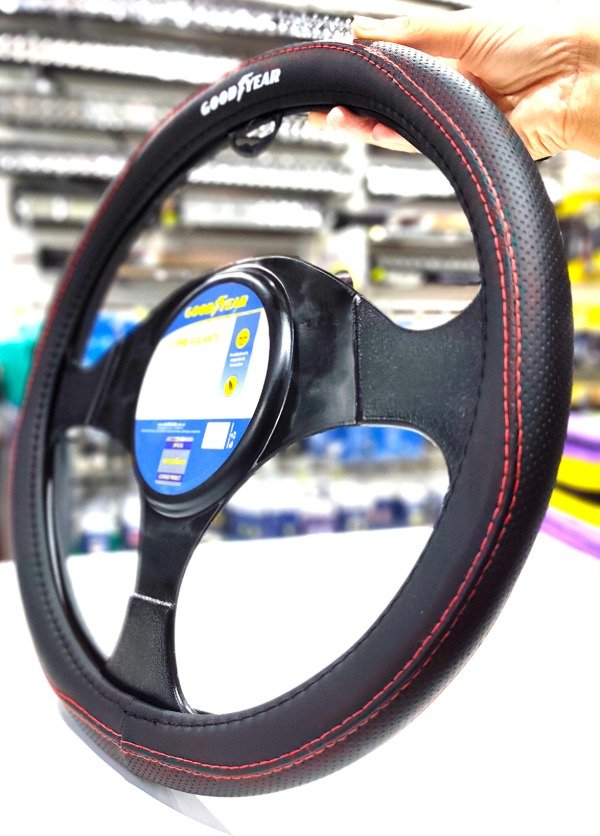Producto - CUBRE VOLANTE GOODYEAR NEGRO COSTURA ROJA