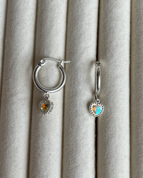 Producto - Argollas con dije corazón tornasol de acero blanco