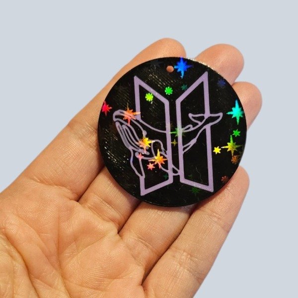 Producto - Dije Circular Ballena BTS Negro/Lila Holográfico - 1