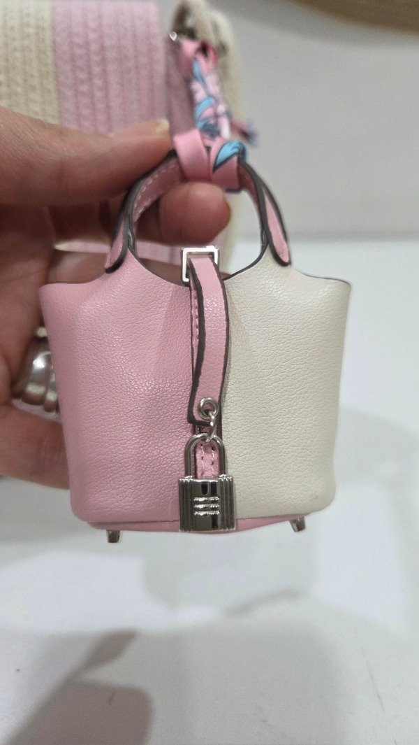Producto - Llavero charm carterista en rosa y crudo