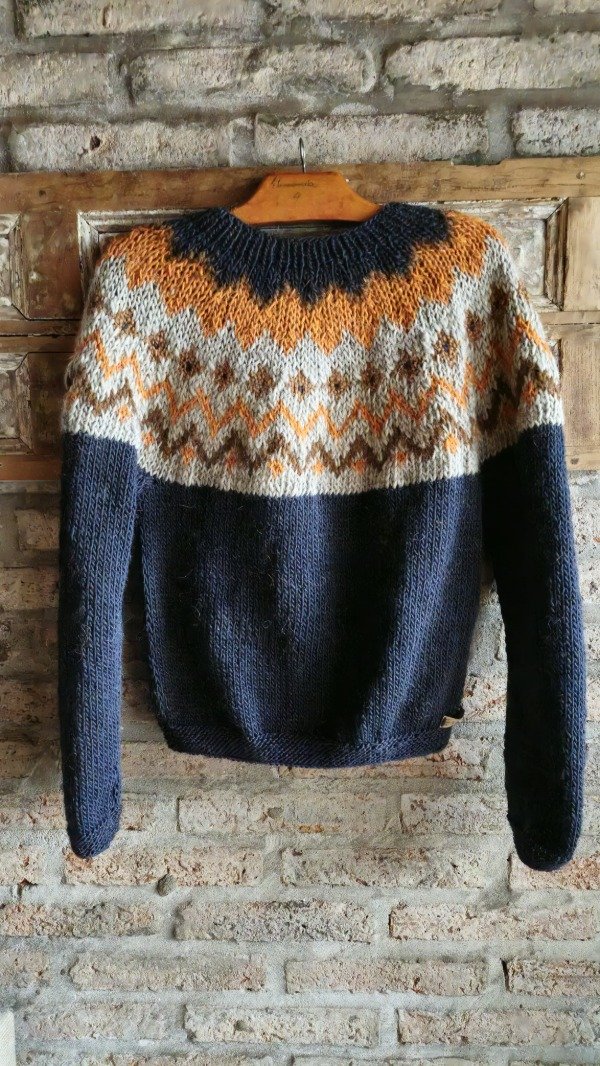 Producto - Sweater color azul  con guardas en camel y naranja.
