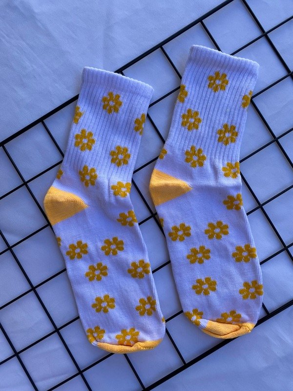 Producto - Medias 3/4, blancas con flores amarillas