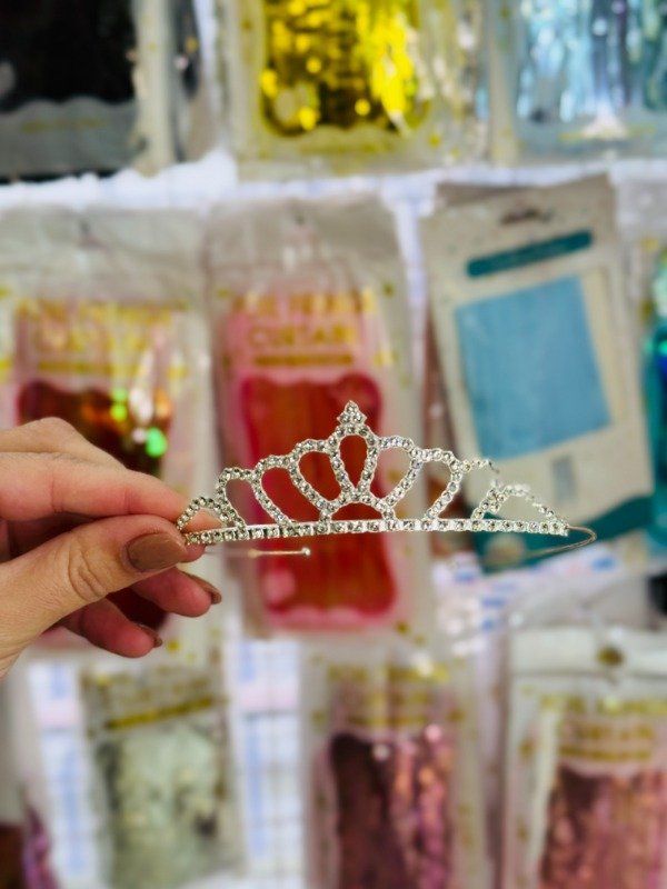 Producto - Tiara metálica plateada con strass