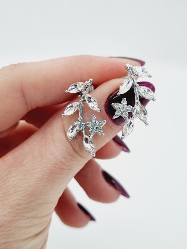 Producto - Aros acero quirurgico pasante hoja gemas estrella strass