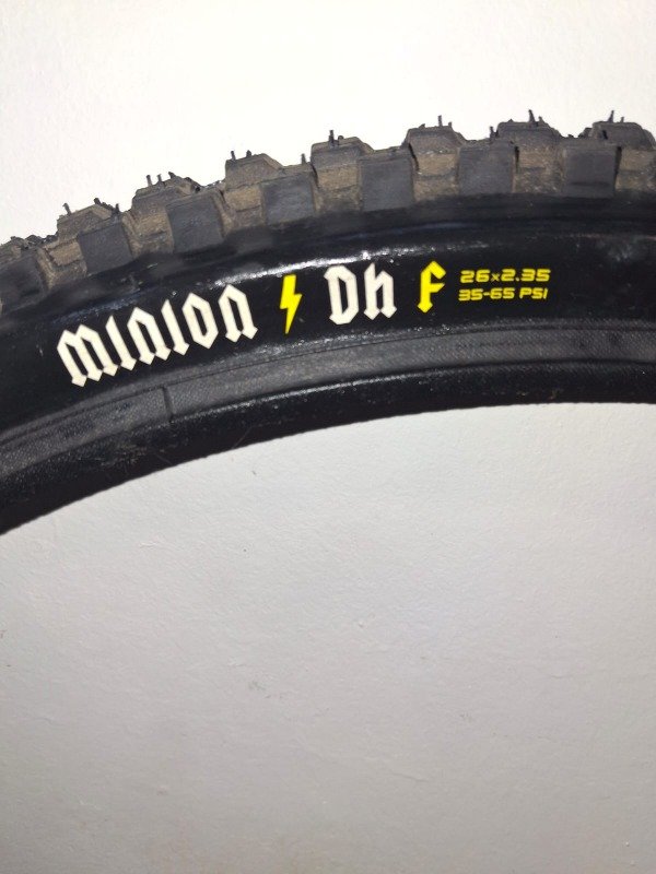 Producto - Cubierta Maxxis Minion DHF  26x2.35, Compuesto Super Tacky (ST)
