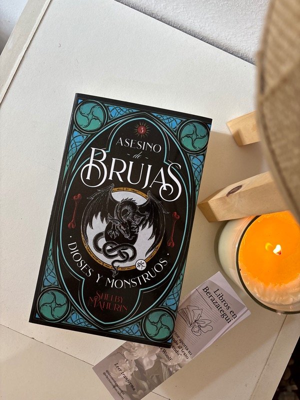Producto - Asesino de brujas, Shelby Mahurin.