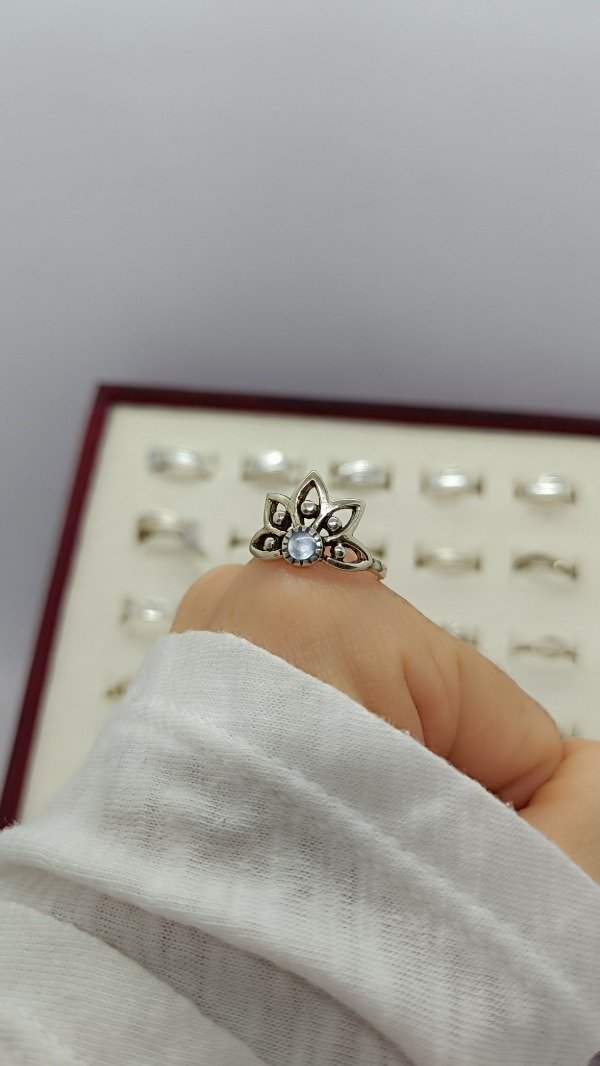 Producto - Anillo Flor de Loto con Piedra