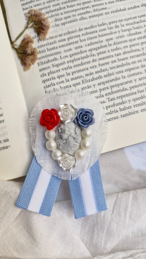 Producto - Escarapela Clotilde Sabattini