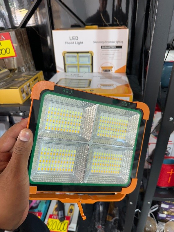 Producto - Reflector con pane solar.