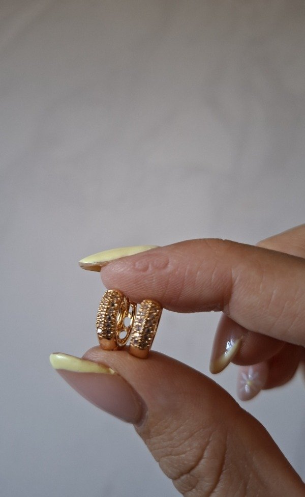 Producto - Argollas de acero dorado piedritas blancas Liliana