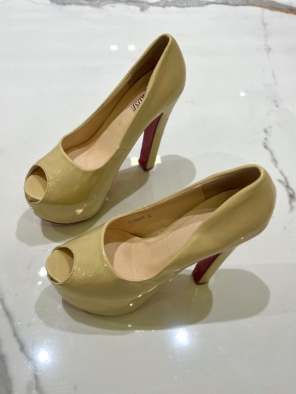 Producto - Clásico boca de pez beige charol