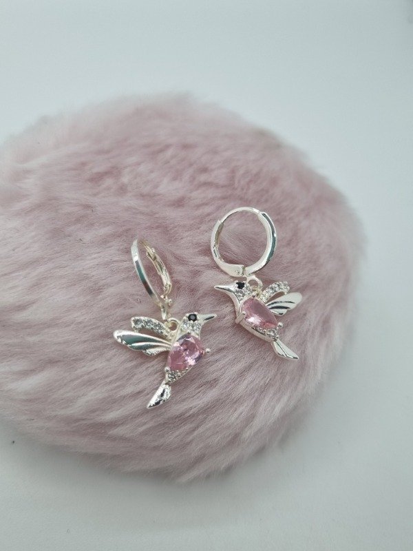 Producto - Aros acero blanco argollita fina plana colgante colibrí gema color strass