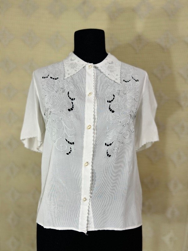 Producto - Excepcional blusa antigua en crepe georgette bordado
