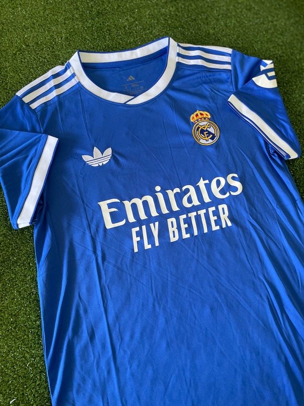 Producto - Real Madrid Alternativa 2025 Version Hincha