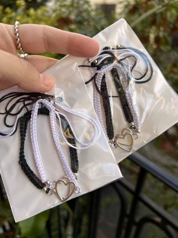 Producto - 4 pulseras de hilo blanca y negra