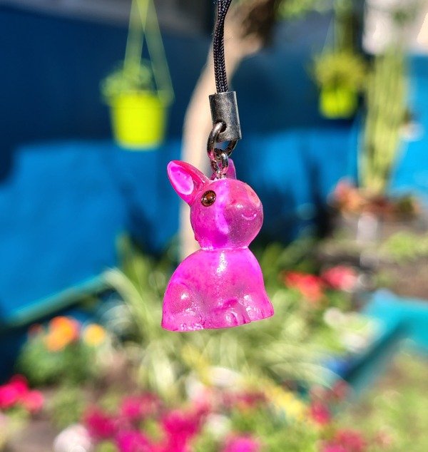 Producto - Phone Charm Conejito luminoso -brilla en la oscuridad-