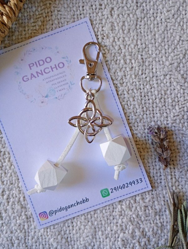 Producto - Llavero de gamuza y dije Nudo de Brujas