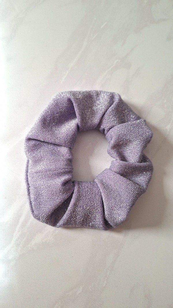 Producto - Scrunchie brillo lila