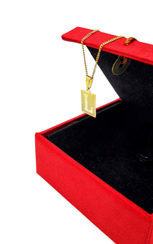 Producto - Inicial dorada L, cuadrada con relieve