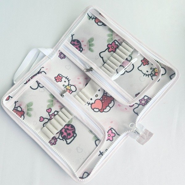 Producto - Cartuchera con bolsillos,  Kitty blanca.