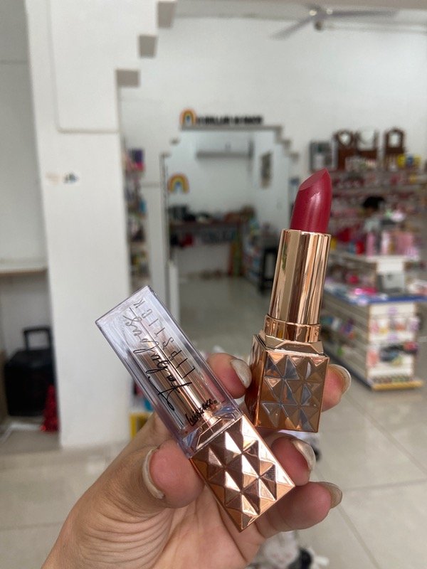 Producto - LABIAL FABULOUS LUISANCE