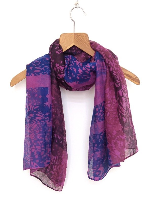 Producto - Pañuelo Mega -violeta estampa Enredadera en negro y azul-