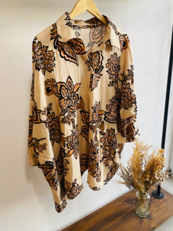 Producto - Camisa Gaia Lino vainilla flowers