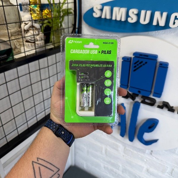 Producto - Cargador pilas recargables + 2 Pilas AAA