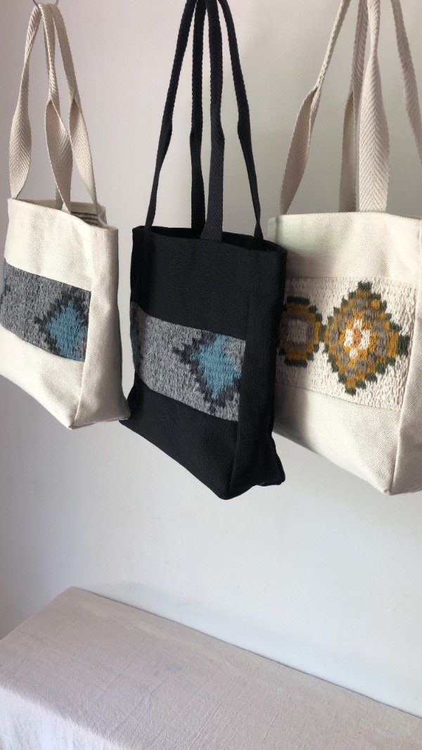 Producto - Cartera con detalle tejido - negro, gris y celeste