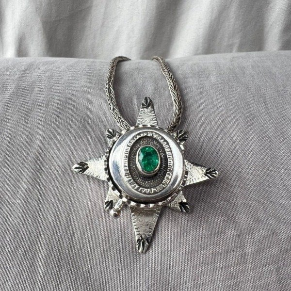 Producto - RELICARIO DE DISEÑO ESMERALDA FACETADA