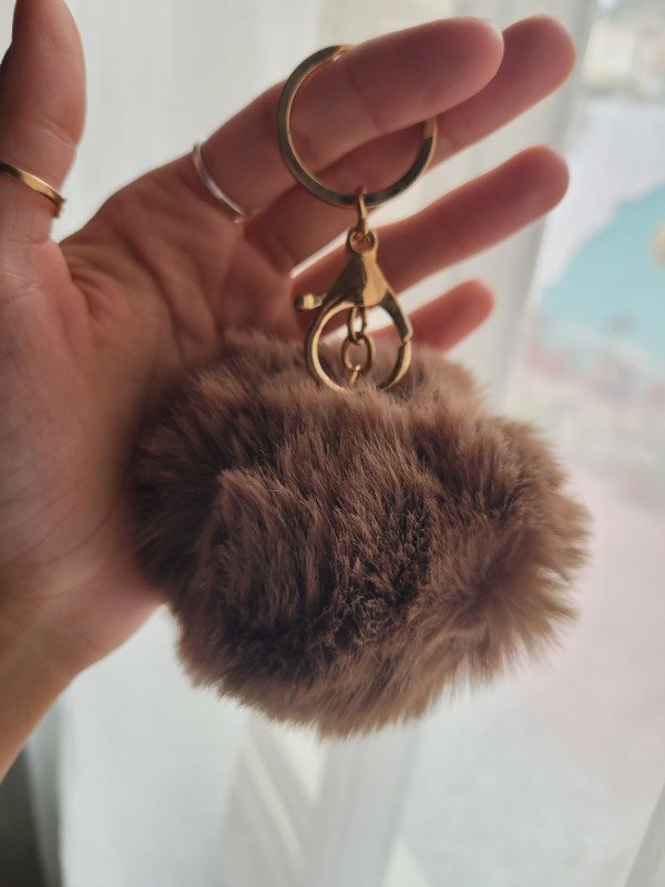 Producto - Llavero - bag charm pompon marrón