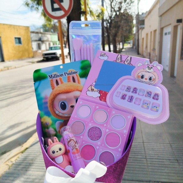 Producto - Ramo de maquillaje labubu