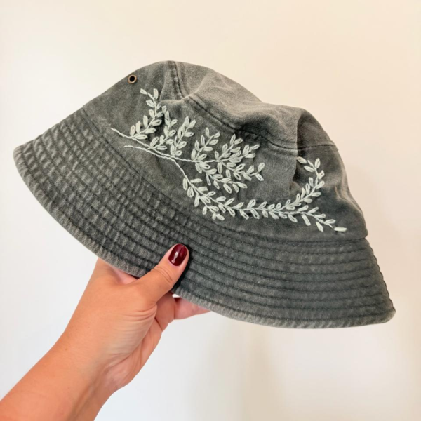Producto - Piluso vintage Monocromo bordado a mano gris verdoso.
