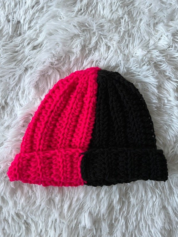 Producto - Beanie crochet fuccia/negro