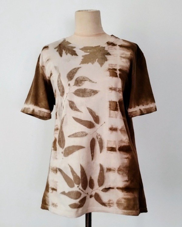 Producto - Remera básica - Estampa botánica + Teñido Shibori - Paleta Tierra
