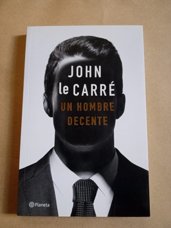 Producto - Un hombre decente - John le Carré - Planeta 2019