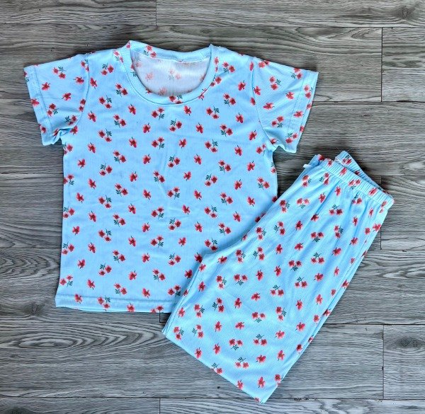 Producto - pijama media estacion dama celeste con flores rojas