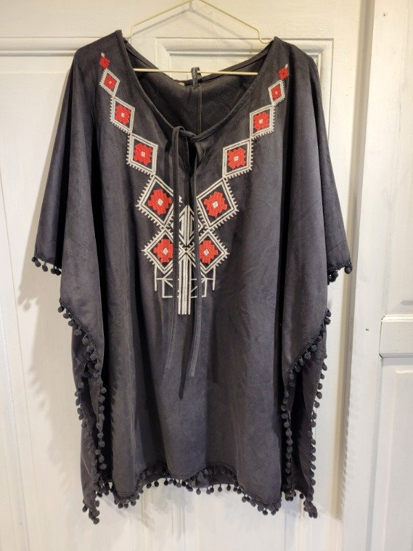Producto - Poncho SWEET negro gamuzado con bordados Talle único- PRECIO: 58X