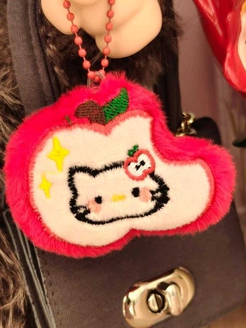 Producto - Peluchito colgante Kitty Manzana