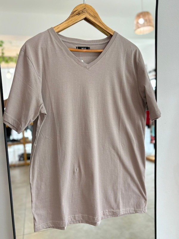 Producto - REMERA ESCOTE V