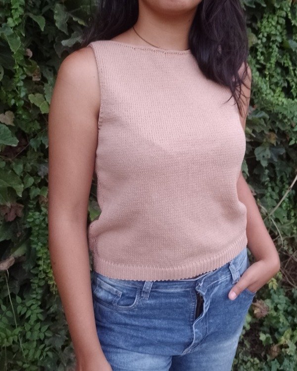 Producto - Musculosa cuello bote Tostado (Talle L)