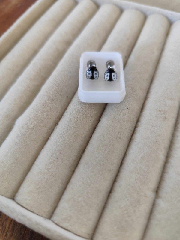 Producto - Aro abridor vaquita blanca. Acero quirúrgico.