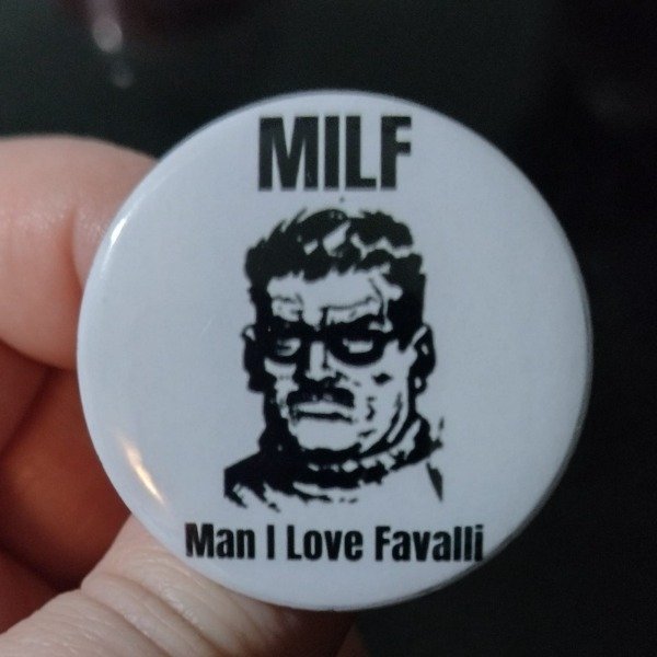 Producto - Pin "MILF" Man I love Favalli - El eternauta