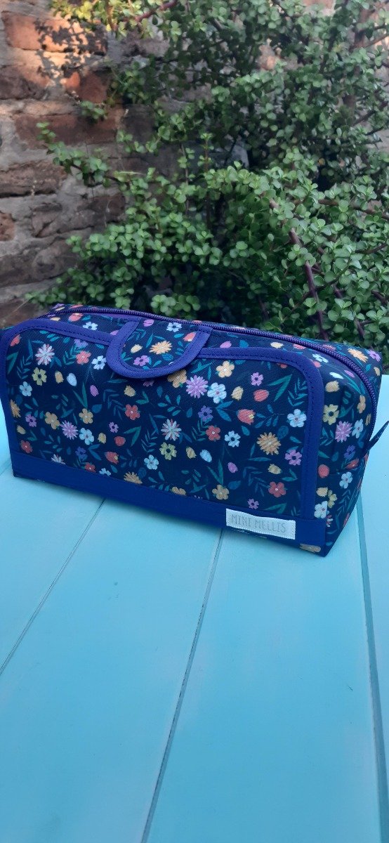 Producto - Cartuchera XL azul con flores y violeta
