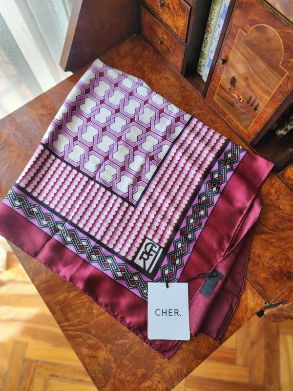 Producto - Pañuelo cuadrado bordo CHER