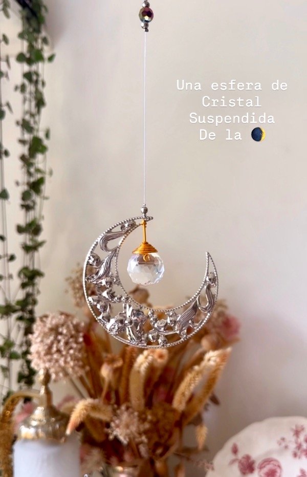 Producto - Atrapasol, una esfera de cristal dorada suspendida de la Luna