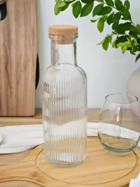 Producto - BOTELLA DE VIDRIO LÍNEAS VERTICALES 1 LITRO TAPA CORCHO