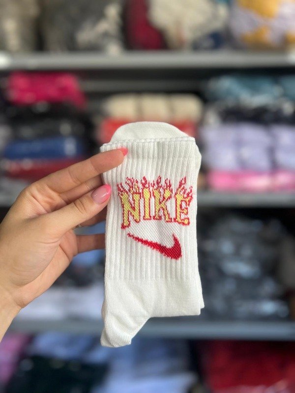 Producto - nike blanca 3/4 logo rojo y amarillo